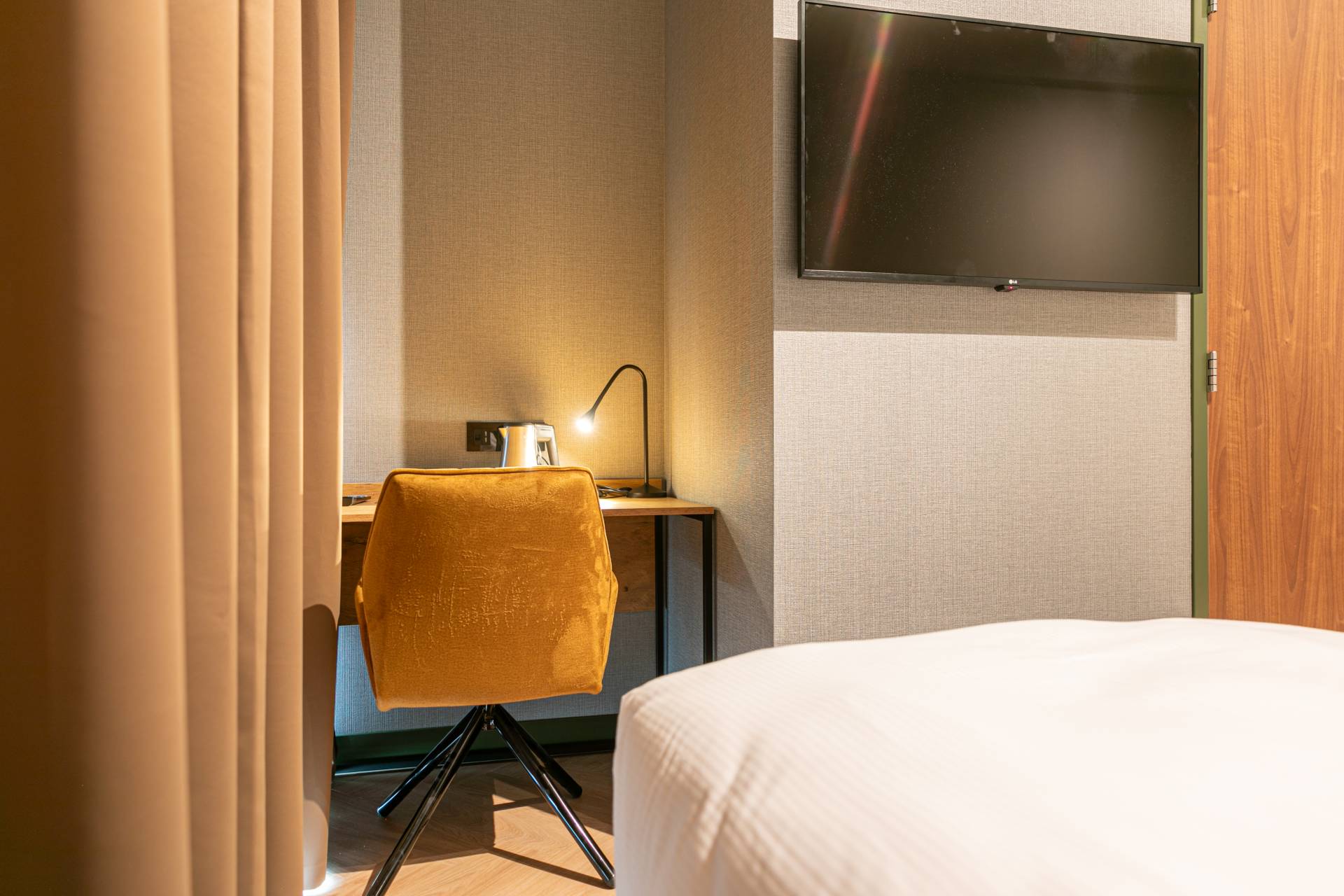 Grote kamer met twee bedden - bureau