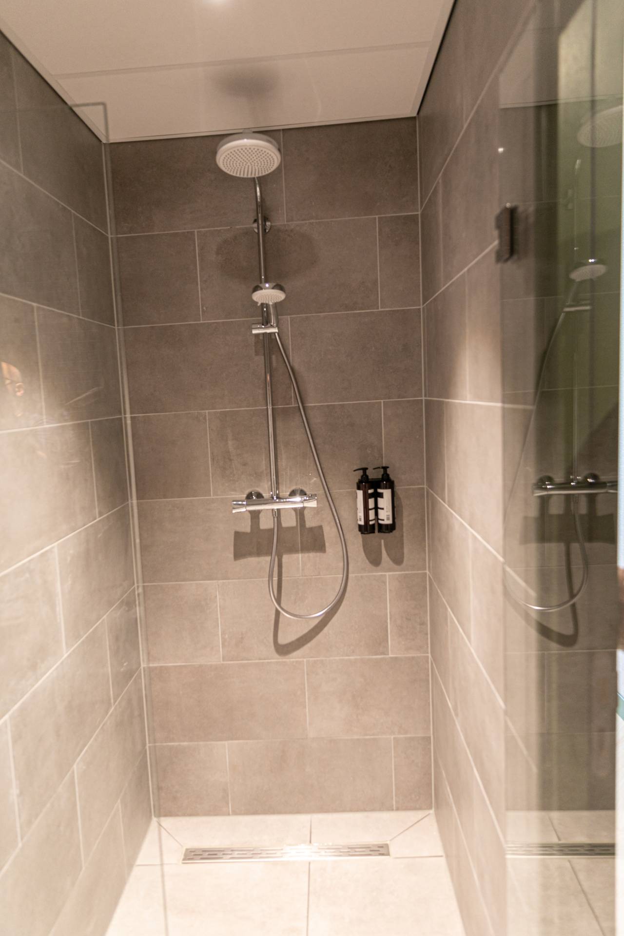 Kleine tweepersoonskamer - badkamer